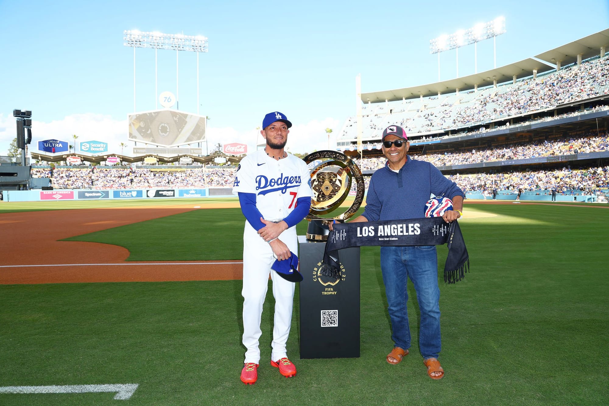 Jorge Campos presenta el Trofeo del Mundial de Clubes en el Dodger Stadium