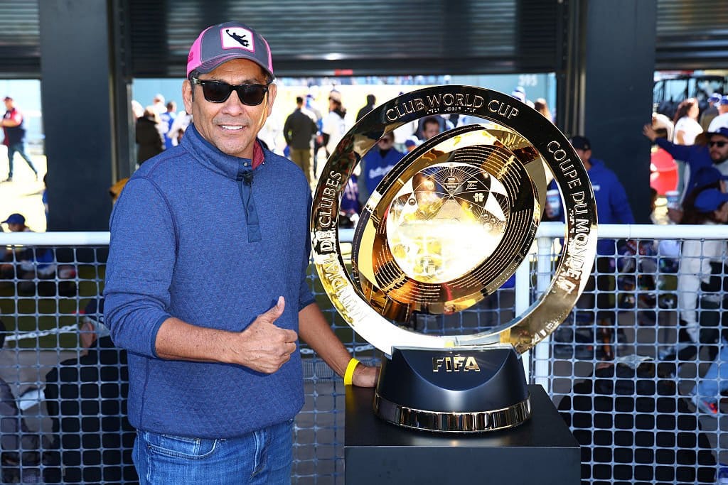 Jorge Campos presenta el Trofeo del Mundial de Clubes en el Dodger Stadium