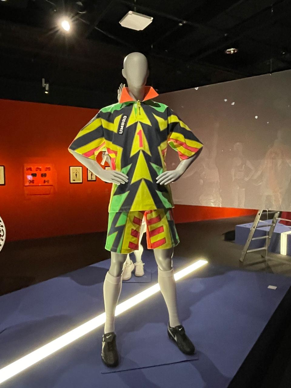 Icónico jersey de Jorge Campos es exhibido en el Museo Olímpico de Suiza