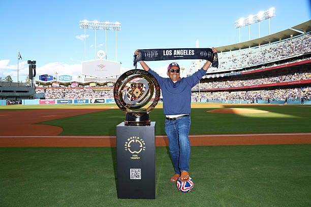 Jorge Campos presenta el Trofeo del Mundial de Clubes en el Dodger Stadium