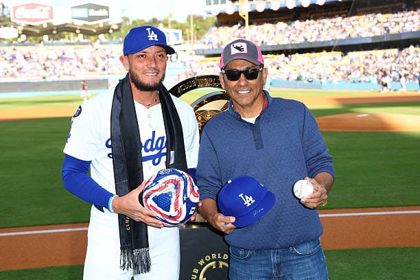 Jorge Campos presenta el Trofeo del Mundial de Clubes en el Dodger Stadium