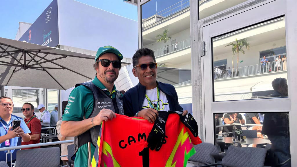 ENCUENTRO DE LEYENDAS: JORGE CAMPOS LE REGALA SU ICÓNICO JERSEY A FERNANDO ALONSO EN EL GP DE MÉXICO
