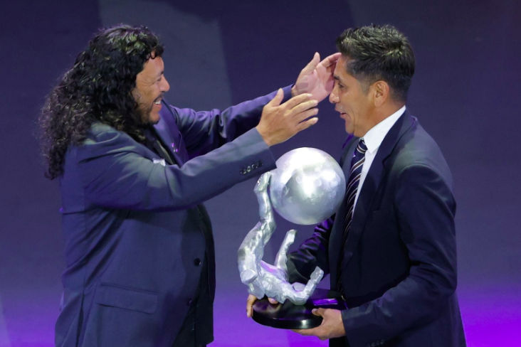 Jorge Campos Presents Award to René Higuita